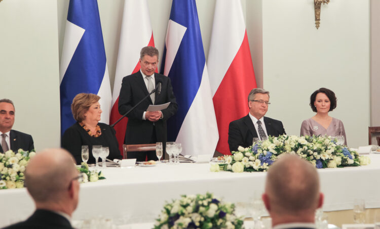  Presidentti Niinistö puhuu valtiovierailun päivällisillä Varsovassa 31.3.2015. Copyright © Tasavallan presidentin kanslia 
