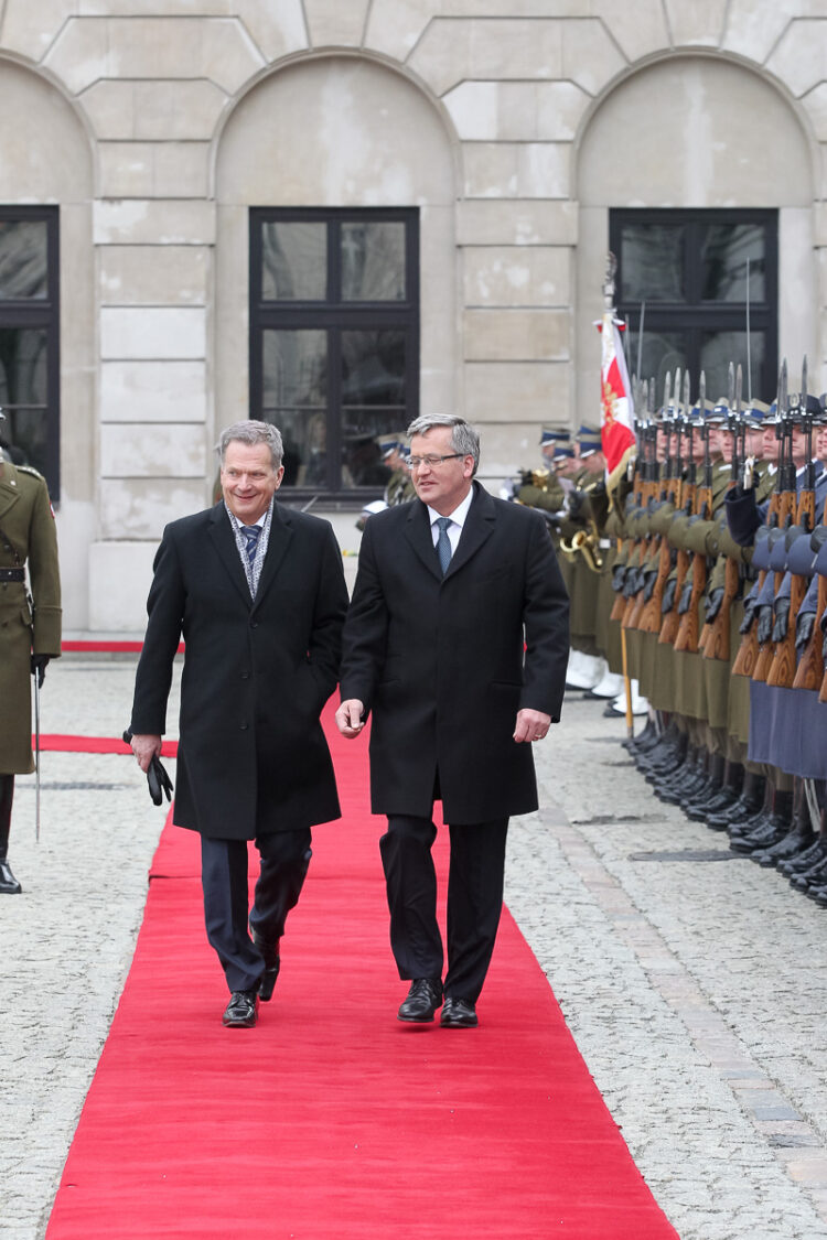  Vastaanottoseremoniat presidentinlinnan edessä Varsovassa. Copyright © Tasavallan presidentin kanslia 