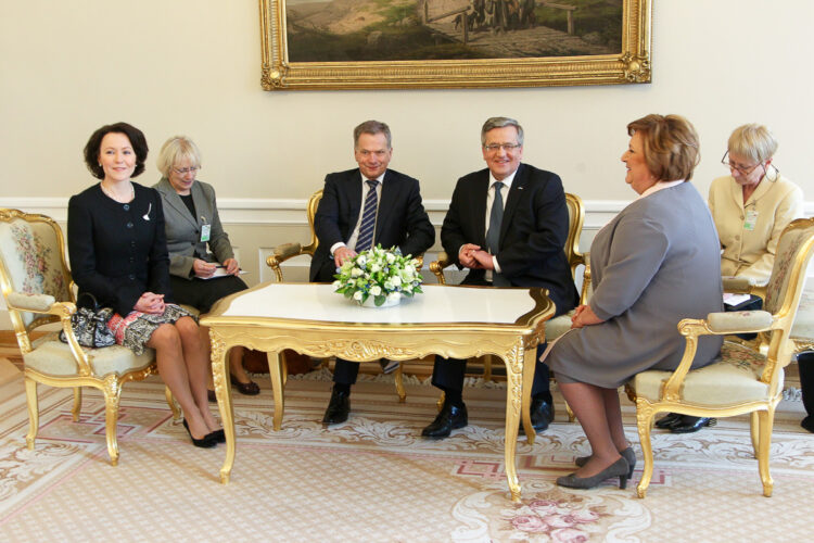  Rouva Jenni Haukio, presidentti Sauli Niinistö, Puolan presidentti Bronisław Komorowski  ja puoliso Anna Komorowska. Copyright © Tasavallan presidentin kanslia 