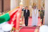 Abu Dhabin kruununprinssi, sheikki Mohamed bin Zayed Al Nahyan vastaanotti presidentti Sauli Niinistön työvierailulle 12. huhtikuuta 2015. Kuva: Abu Dhabin kruununprinssin hovi
