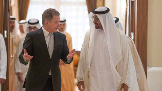 Abu Dhabin kruununprinssin, sheikki Mohamed bin Zayed Al Nahyanin kanssa käydyissä keskusteluissa käsiteltiin laajasti Lähi-idän alueellisia kysymyksiä, erityisesti Jemenin ja Iranin tilannetta sekä Ukrainan kriisiä ja Venäjää. Kuva: Abu Dhabin kruununprinssin hovi