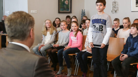  Helsinkiläiset neljäsluokkalaiset esittivät kysymyksiä presidentti Sauli Niinistölle Tamminiemen museossa järjestetyllä kyselytunnilla 16. huhtikuuta 2015. Copyright © Tasavallan presidentin kanslia 