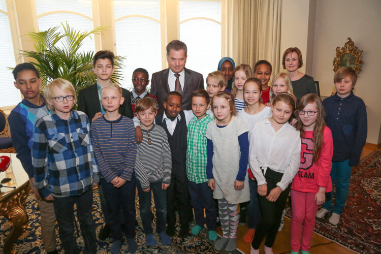  Presidentti ja Porolahden peruskoulun neljäsluokkalaiset .Copyright © Tasavallan presidentin kanslia 