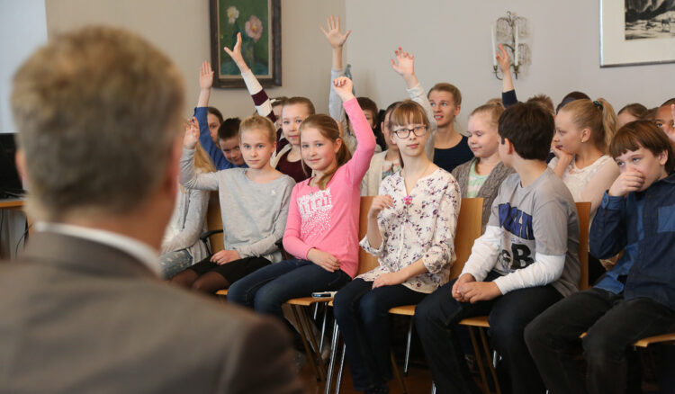  Kyselytunnin lopuksi osat vaihtuivat. Presidentti Niinistö kysyi oppilaiden harrastuksista ja lempiaineista. Copyright © Tasavallan presidentin kanslia 