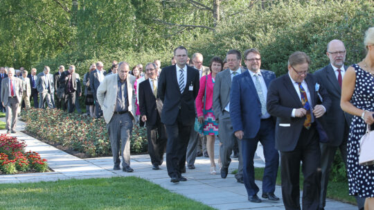 Kutsuvieraat saapuvat Kultarantaan. Copyright © Tasavallan presidentin kanslia 