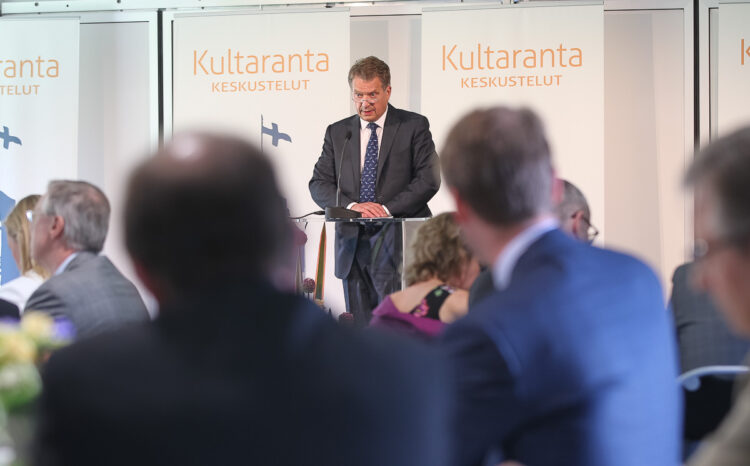  ’Puolustuksemme kansainvälinen ulottuvuus - tuli se sitten kumppanuuden tai mahdollisen liittoutumisen kautta - on sittenkin vain tukijalka. Puolustuksen uskottavuudesta meidän on vastattava itse’, presidentti Niinistö sanoi. Copyright © Tasavallan presidentin kanslia 