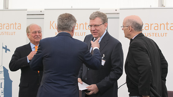 President Niinistö  rådslår med Wolfgang Ischinger (till vänster), Aleksej Kudrin och Strobe Talbott före panelen på måndag. Copyright © Republikens presidents kansli