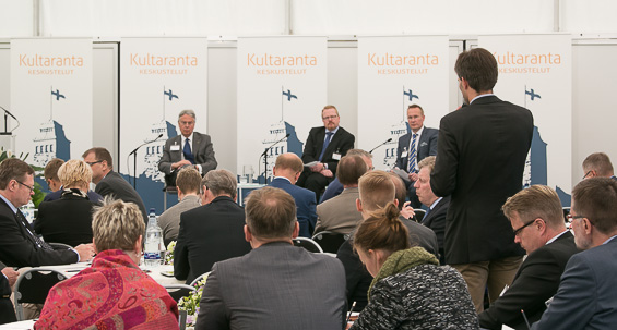 Moderatorerna ambassadör René Nyberg (till vänster), chefen för EU:s underrättelseanalyscentrum Ilkka Salmi och direktören för Centret för riksdagsforskning Markku Jokisipilä presenterade arbetsgruppernas resultat, och riksdagsledamot Kai Mykkänen (till hidentin kanslia
