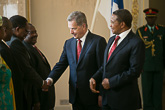 Presidentti Niinistö tervehtii Tansanian vierailudelegaation. Copyright © Tasavallan presidentin kanslia 
