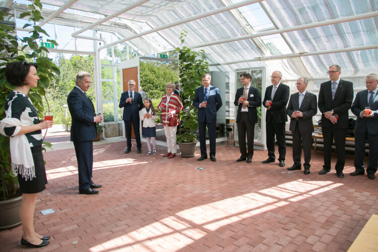  Presidentti Niinistö avasi kuvanveistäjä Veikko Myllerin veistosnäyttelyn Kultarannan puistossa 8. kesäkuuta. Näyttely järjestetään yhteistyössä Alfred Kordelinin säätiön kanssa. Veistosnäyttely jatkuu 30. elokuuta 2015 saakka. Kuva: Tasavallan presidentin kanslia