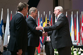 Secretary General of OSCE Spencer Oliver (R) and President of the Assembly Ilkka Kanerva (L) receiving President Sauli Niinistö at the Finlandia Hall. Copyright © Office of the President of the Republic