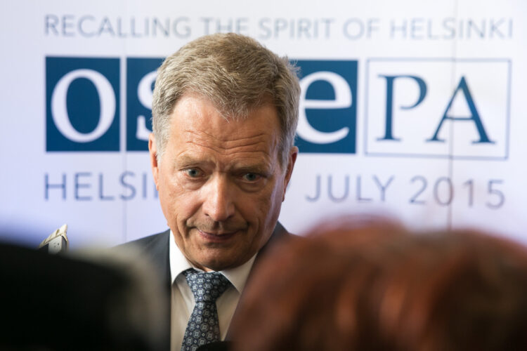   President Niinistö intervjuas av medierna i Finlandia-huset den 6 juli 2015. Copyright © Republikens presidents kansli 