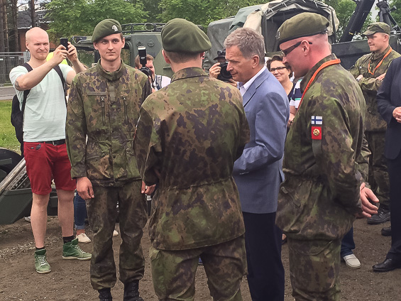 Presidentti Niinistö vieraili Farmari-näyttelyssä myös puolustusvoimien osastolla tutustumassa muun muassa Kainuun prikaatin käyttämään kalustoon.
