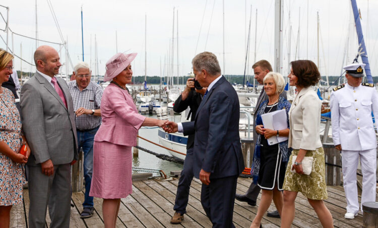  Presidentparet kom till Mariehamn. Talmannen för Ålands lagting Britt Lundberg hälsade gästerna välkomna. Copyright © Republikens presidents kansli