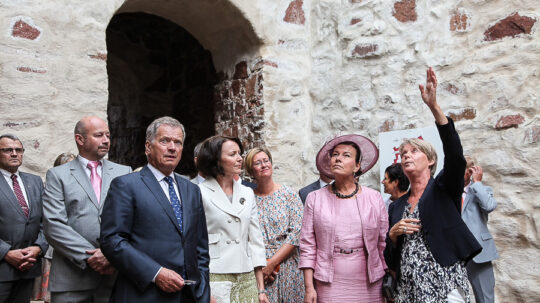 Kierroksella Kastelholman keskiaikaisessa linnassa. Presidentti Niinistö kävi linnassa keskustelut Ahvenanmaan maakuntapäivien sekä maakuntahallituksen edustajien kanssa. Copyright © Tasavallan presidentin kanslia