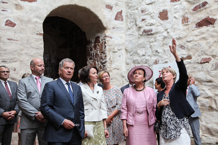  På rundtur i Kastelholms slott. På Kastelholm förde president Niinistö diskussioner med företrädare för Ålands lagting och landskapsregering. Copyright © Republikens presidents kansli