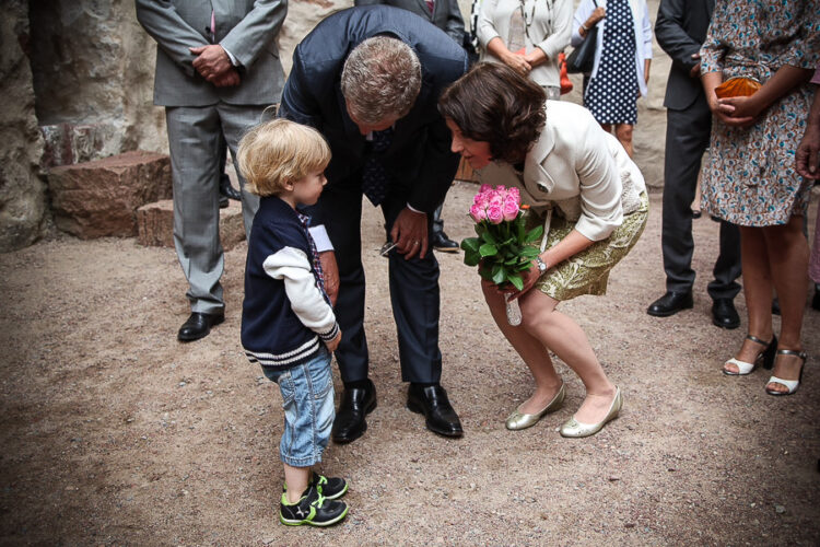  Hampus Johansson gav en blombukett åt fru Haukio. Copyright © Republikens presidents kansli 