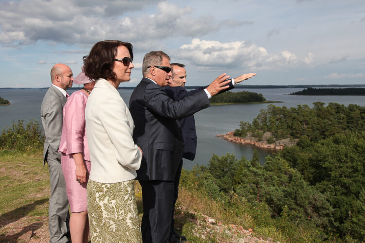 Arkeolog Graham Robins presenterar Bomarsunds fästningsruin för presidentparet. Fästningen tjänstgjorde som försvarsbefästning under Åländska kriget på 1830-talet. Copyright © Republikens presidents kansli