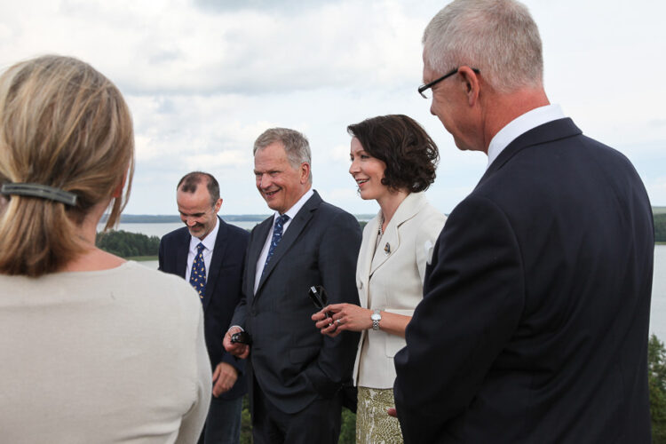 Arkeolog Graham Robins presenterar Bomarsunds fästningsruin för presidentparet. Fästningen tjänstgjorde som försvarsbefästning under Åländska kriget på 1830-talet. Copyright © Republikens presidents kansli