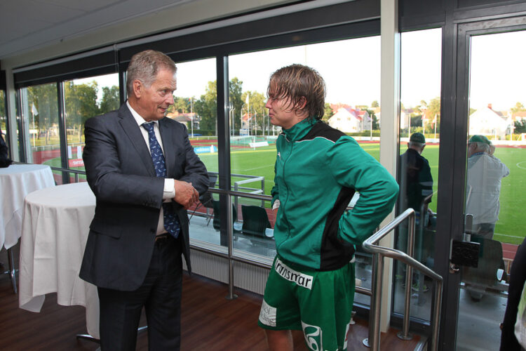 President Niinistö diskuterar med IFK Mariehamns mittfältsspelare Petteri Forsell efter fotbollsmatchen mot FC KTP. Matchen som spelades på IFK:s hemmaplan i Mariehamn slutade i KTP:s bortaseger 0-1. Copyright © Republikens presidents kansli