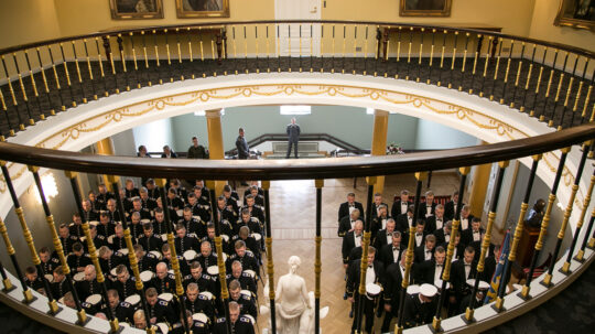 Tasavallan presidentti Sauli Niinistö ylensi valmistuvat kadetit luutnanteiksi torstaina 27. elokuuta 2015 Presidentinlinnassa. Copyright © Tasavallan presidentin kanslia