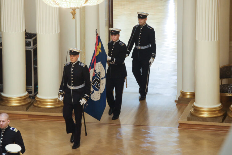 Tasavallan presidentti Sauli Niinistö ylensi valmistuvat kadetit luutnanteiksi torstaina 27. elokuuta 2015 Presidentinlinnassa. Copyright © Tasavallan presidentin kanslia