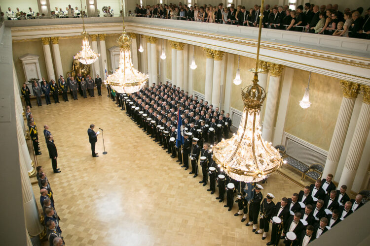 Tasavallan presidentti Sauli Niinistö ylensi valmistuvat kadetit luutnanteiksi torstaina 27. elokuuta 2015 Presidentinlinnassa. Copyright © Tasavallan presidentin kanslia