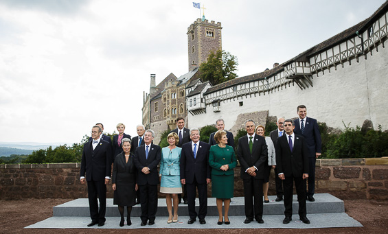 Eurooppalaiset presidentit yhteiskuvassa Wartburgin linnan edessä.