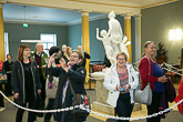  Vid ankomsten till Atrium från Mariegatans entréhall välkomnas besökarna först av Walter Runebergs skulptur Psyke med zefyrerna (1872). Bild: Republikens presidents kansli 