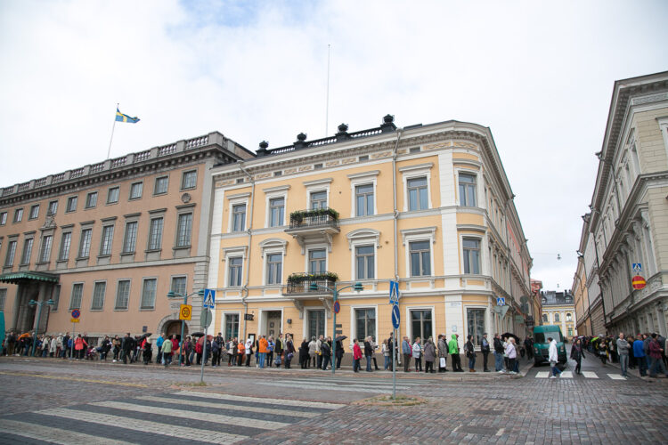  Avoimien ovien jono ylsi Helenankadulta aina Esplanadille saakka. Kuva: Tasavallan presidentin kanslia 