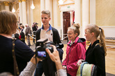  Nuorempi vierailijapolvi median haastattelussa Valtiosalissa. Kuva: Tasavallan presidentin kanslia 