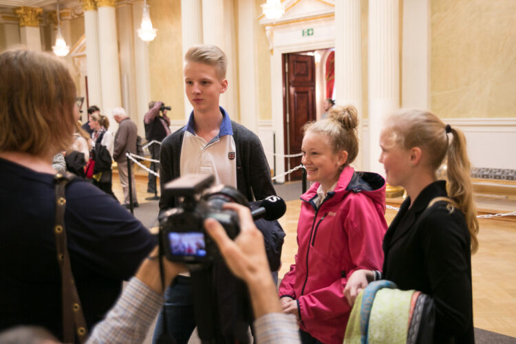  Nuorempi vierailijapolvi median haastattelussa Valtiosalissa. Kuva: Tasavallan presidentin kanslia 