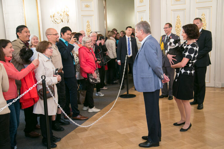  Presidenttipari ja Lennu-koira tervehtivät avoimien ovien vieraita. Kuva: Tasavallan presidentin kanslia 