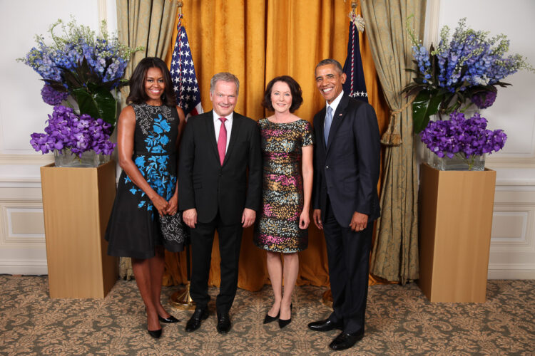 Förenta staternas president Barack Obama och fru Michelle Obama hälsade på republikens president Sauli Niinistö och fru Jenni Haukio vid en mottagning under FN:s generalförsamling den 28 september 2015. Foto: The White House / Lawrence Jackson