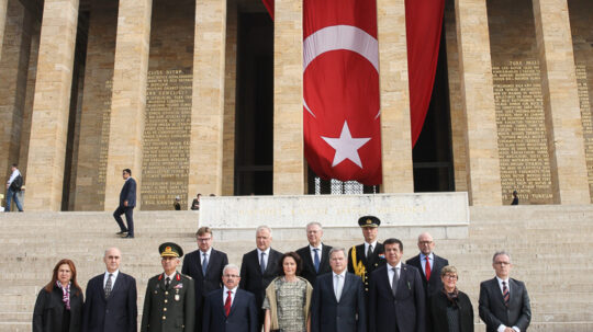 Delegaatio yhteiskuvassa Atatürkin mausoleumin portailla. Copyright © Tasavallan presidentin kanslia