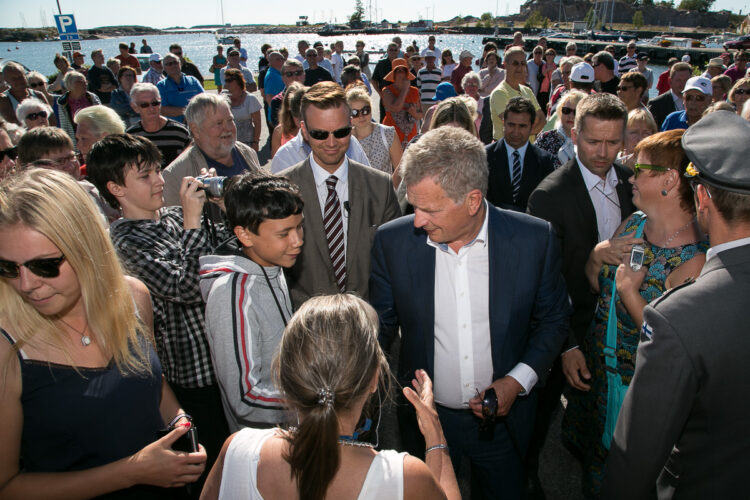  Många stadsbor samlades på det soliga torget. Copyright © Republikens presidents kansli 