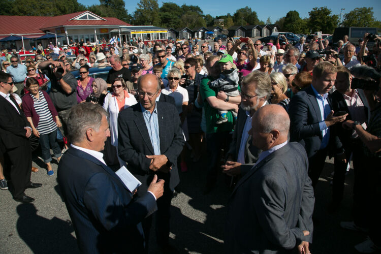  Besöket i Hangö avslutades i Östra hamnen, där president Niinistö träffade stadsbor. Han hälsades välkommen av Hangö stads ledning. Copyright © Republikens presidents kansli 