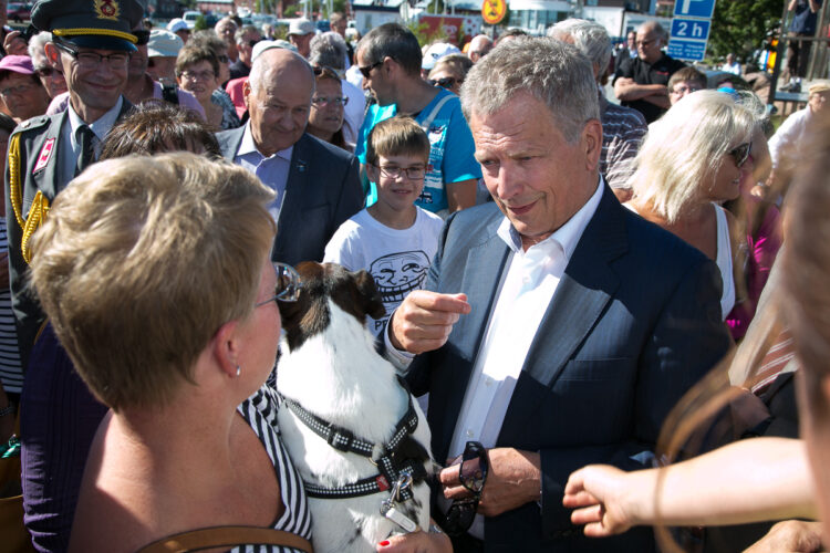  Besöket i Hangö avslutades i Östra hamnen, där president Niinistö träffade stadsbor. Copyright © Republikens presidents kansli 