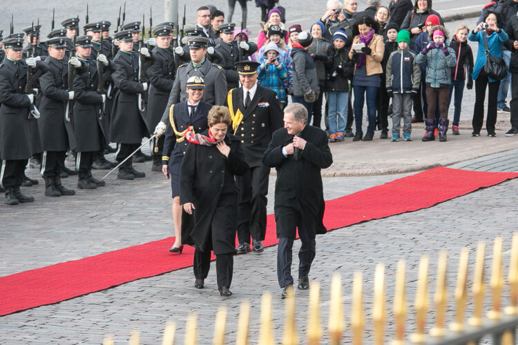 Kunniakomppanian tarkastus Presidentinlinnan edustalla. Copyright © Tasavallan presidentin kanslia