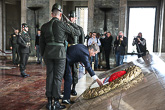  Besökets officiella del inleddes tisdagen den 13 oktober med kransnedläggning vid mausoleet över Atatürk. Copyright © Republikens presidents kansli 