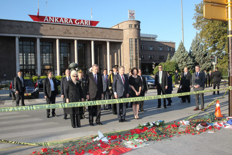  President Niinistö och Turkiets president Erdoğan med maka lade ner blommor vid platsen för bombattacken i Ankara den 14 oktober 2015. Copyright © Republikens presidents kansli
