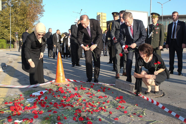  President Niinistö och Turkiets president Erdoğan med maka lade ner blommor vid platsen för bombattacken i Ankara den 14 oktober 2015. Copyright © Republikens presidents kansli
