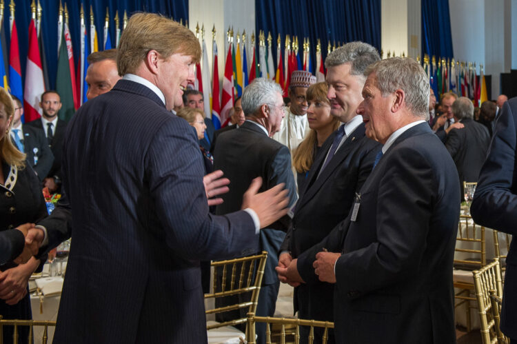  Alankomaiden kuningas Willem-Alexander (vas.), Ukrainan presidentti Petro Poroshenko (kesk.) ja presidentti Sauli Niinistö keskustelevat YK:n pääsihteeri Ba Ki-moonin tarjoamalla lounaalla maanantaina 28. syyskuuta. UN Photo/Mark Garten