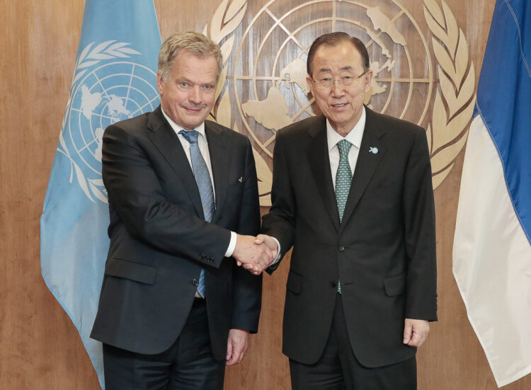 Republikens president Sauli Niinistö träffade FN:s generalsekreterare Ban Ki-Moon i New York söndagen den 27 september. Presidenten och generalsekreteraren diskuterade läget i Mellanöstern och särskilt i Syrien samt flyktingkrisen. Foto: UN Photo/Evan Schneider