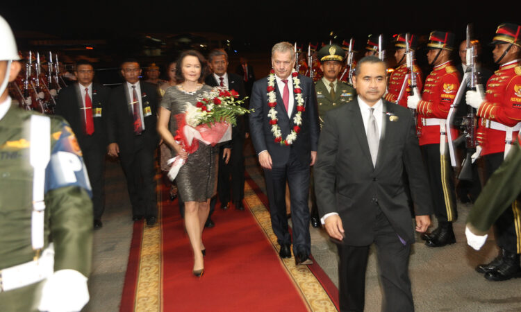 Presidentti Sauli Niinistö ja puoliso Jenni Haukio saapuivat valtiovierailulle Indonesiaan 2. marraskuuta 2015. Copyright © Tasavallan presidentin kanslia