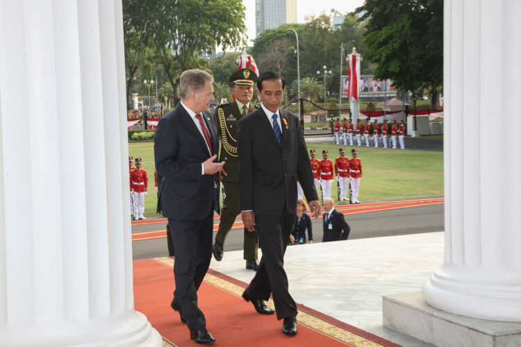 Indonesian presidentti Joko Widodo vastaanotti presidentti Sauli Niinistön valtiovierailulle Jakartassa 3. marraskuuta. Copyright © Tasavallan presidentin kanslia