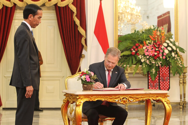 Vieraskirjan allekirjoitus. Copyright © Tasavallan presidentin kanslia