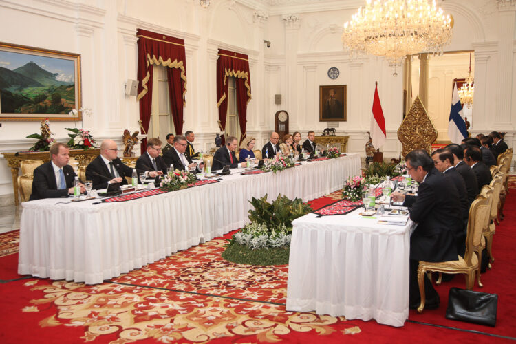  Delegationerna diskuterar. Internationella frågor som lyftes fram var bl.a. klimatförändringen, förberedelserna inför klimattoppmötet i Paris, läget i Mellanöstern och verksamheten mot terrorismen. Copyright © Republikens presidents kansli 