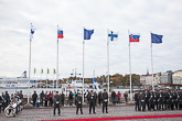 Suomen, Slovakian ja Euroopan unionin liput liehuvat Kauppatorin laidassa. Copyright © Tasavallan presidentin kanslia