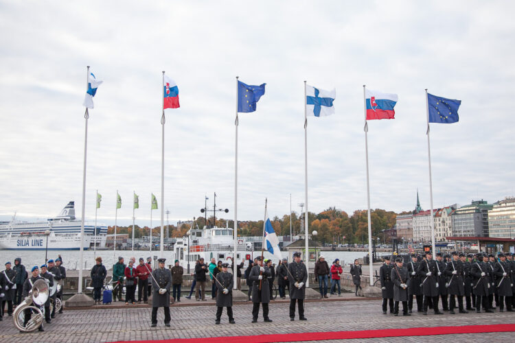 Suomen, Slovakian ja Euroopan unionin liput liehuvat Kauppatorin laidassa. Copyright © Tasavallan presidentin kanslia